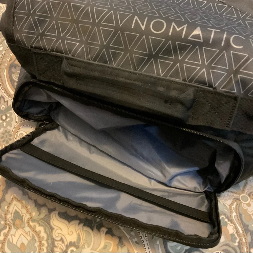 Like New Nomatic Travel Bag 40L + Laundry Bag+ Waist Strap Used 1x